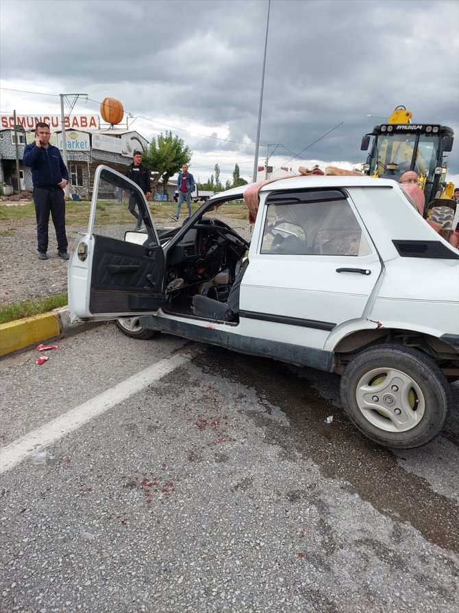 Afyonkarahisar'da otomobille kamyonetin çarpışması sonucu 1 kişi öldü, 4 kişi yaralandı
