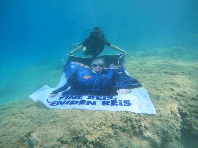 AK Parti'li meclis üyesi denizin altında Cumhurbaşkanı Erdoğan'ın posterini açtı