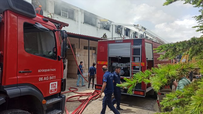 GÜNCELLEME - Ankara'da mobilya fabrikasında çıkan yangına müdahale ediliyor