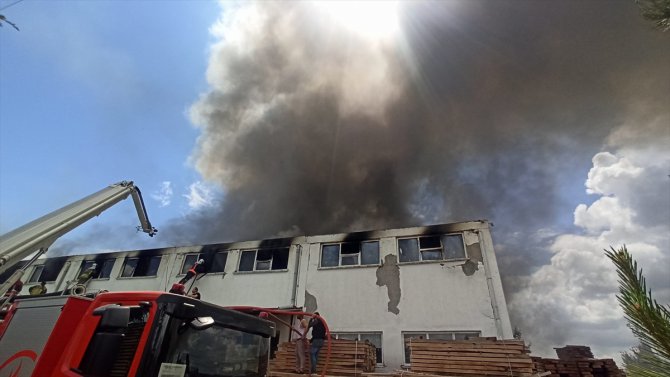 GÜNCELLEME - Ankara'da mobilya fabrikasında çıkan yangına müdahale ediliyor