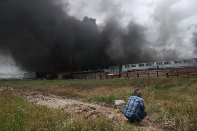 GÜNCELLEME 2 - Ankara'da mobilya fabrikasında çıkan yangın kontrol altına alındı