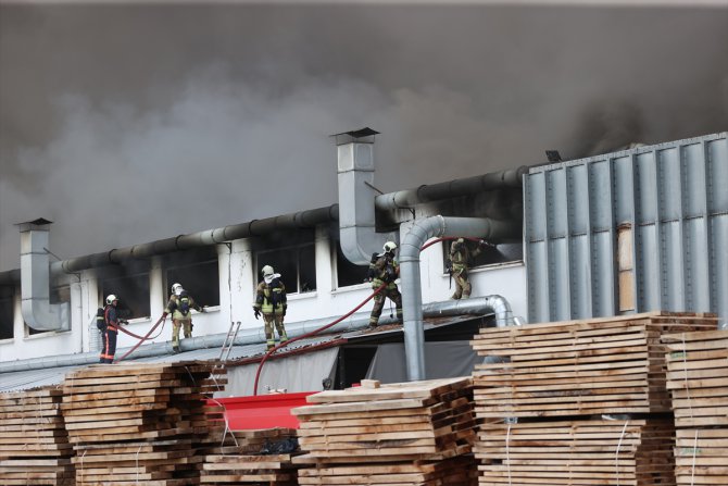 GÜNCELLEME 2 - Ankara'da mobilya fabrikasında çıkan yangın kontrol altına alındı