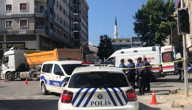 Ataşehir'de hafriyat kamyonunun altında kalan yaya hayatını kaybetti