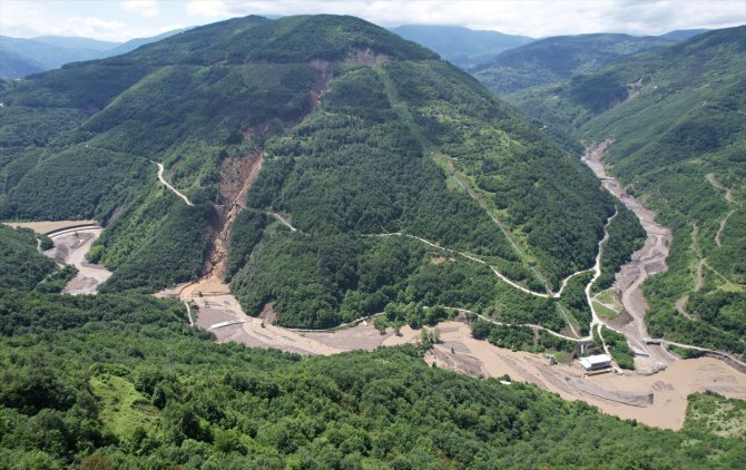 Bozkurt'ta heyelan nedeniyle 11 köyün bağlantı yolu çöktü