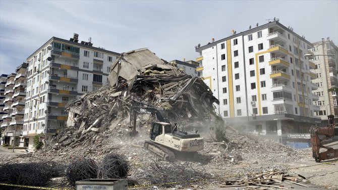 Diyarbakır'da depremde ağır hasar gören ve yıkımına başlanan binanın kalan kısmı çöktü