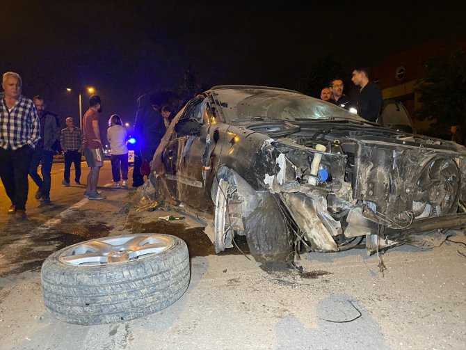 Düzce'de iki otomobilin çarpıştığı kazada 5 kişi yaralandı