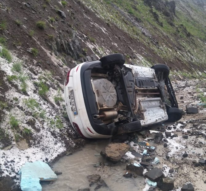 Erzincan’da devrilen otomobildeki 5 kişi yaralandı