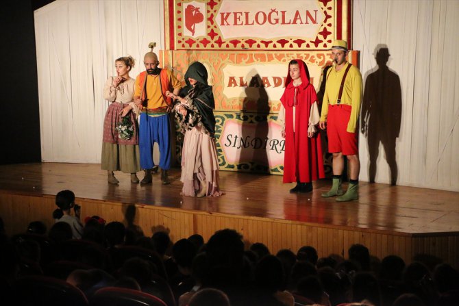 Erzurum Devlet Tiyatrosu öğrenciler için "Canlanan Masallar" oyununu sahneledi