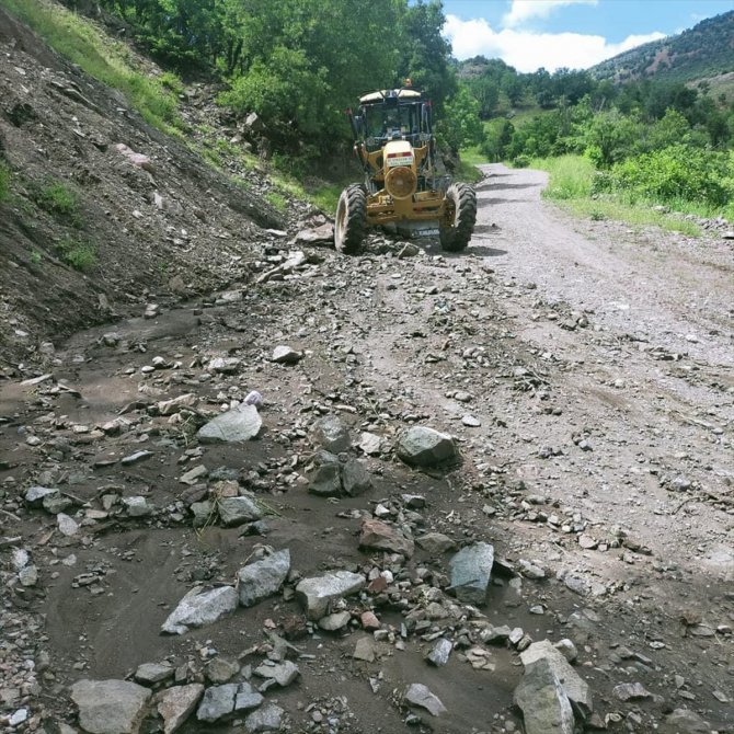 Giresun'da sağanak bazı köy yollarında hasara yol açtı