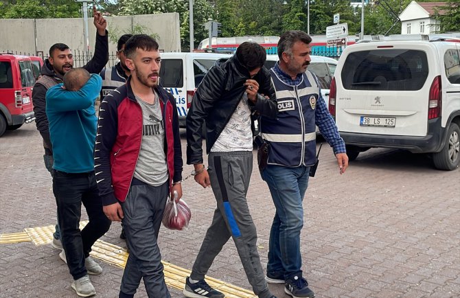 Kayseri'de aranan 10'u firari hükümlü 33 kişi yakalandı