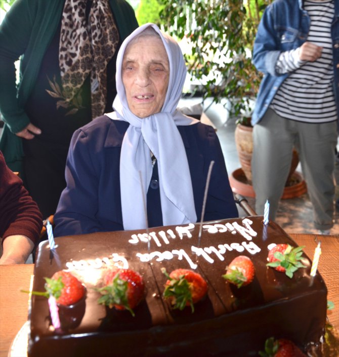 Kocaeli'de 100 yaşına giren Nuriye nine ilk kez doğum gününü kutladı