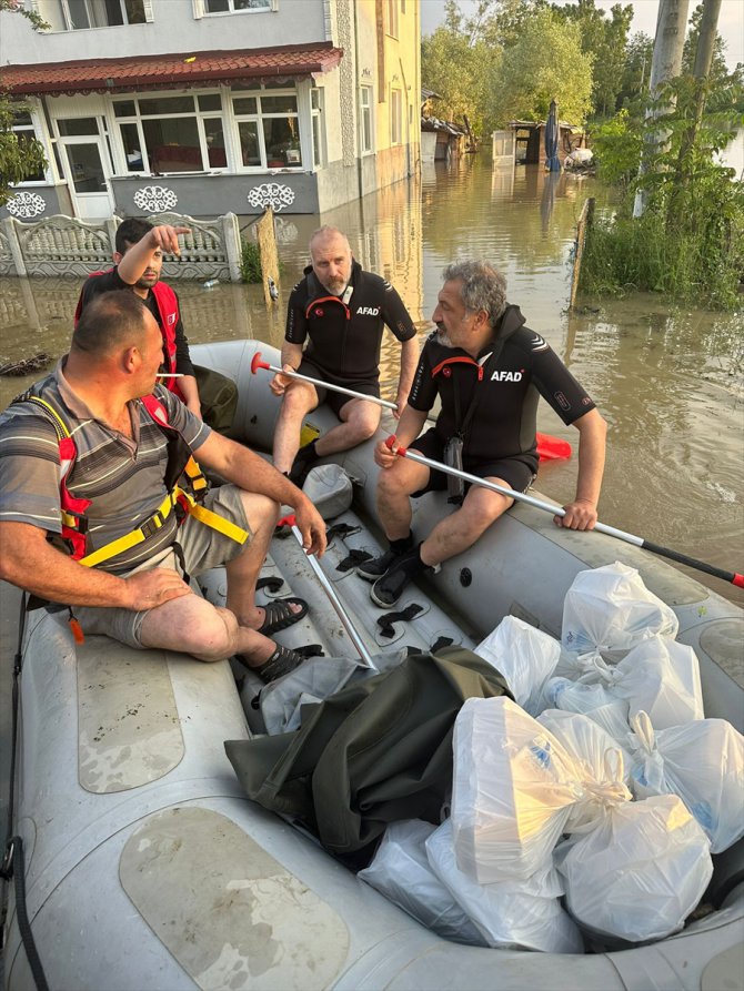 Samsun'da AFAD ile Türk Kızılay evlerinin etrafını su basan vatandaşlara erzak dağıttı