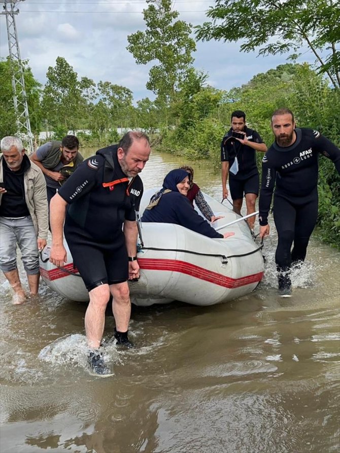 Samsun'da evlerinin etrafını su basınca mahsur kalan aile kurtarıldı