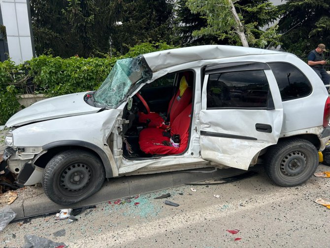 Sivas'ta park halindeki cipe çarpan otomobildeki iki kişi yaralandı