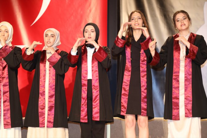 Trabzon'da üniversiteliler mezuniyet töreninde İstiklal Marşı'nı işaret diliyle okudu