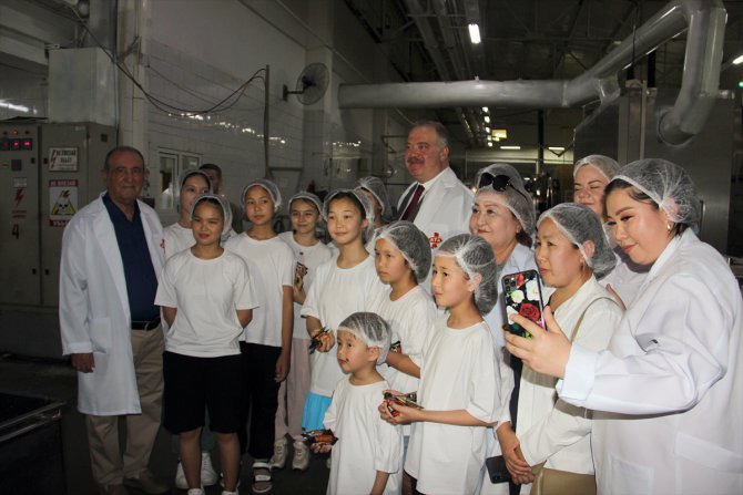 Türkiye'nin Bişkek Büyükelçisi Doğan, Kırgız çocuklarına şeker ve gofret fabrikasını gezdirdi