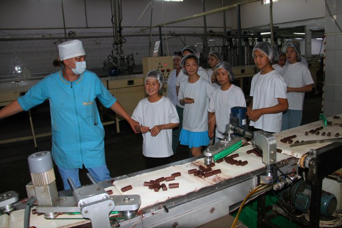Türkiye'nin Bişkek Büyükelçisi Doğan, Kırgız çocuklarına şeker ve gofret fabrikasını gezdirdi
