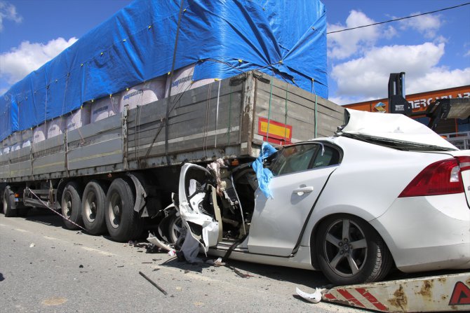 Uşak'ta park halindeki tıra çarpan otomobilin sürücüsü öldü