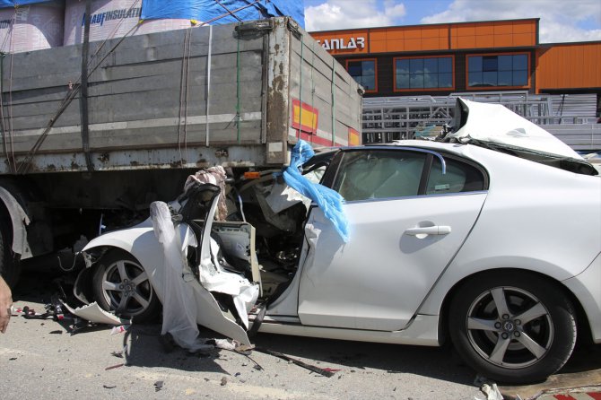 GÜNCELLEME - Uşak'ta park halindeki tıra çarpan otomobilin sürücüsü öldü