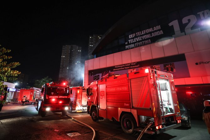 Zeytinburnu'nda elektronik mağazasında çıkan yangın söndürüldü