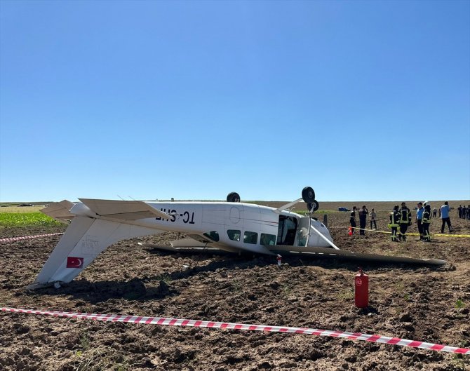 GÜNCELLEME 2 - Aksaray'da düşen sivil eğitim uçağındaki 2 kişi yaralandı