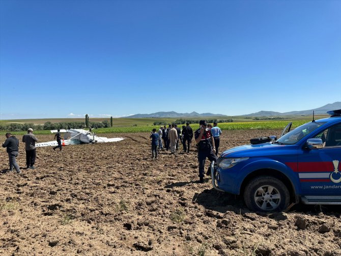 GÜNCELLEME - Aksaray'da düşen sivil eğitim uçağındaki 2 kişi yaralandı