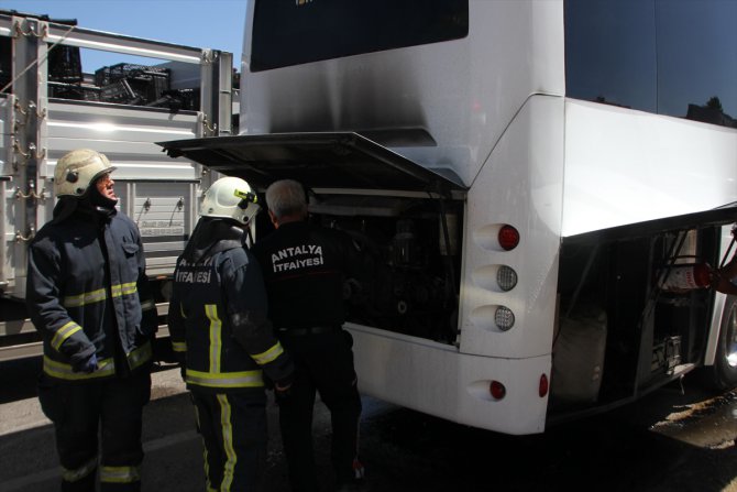 Antalya'da seyir halindeyken alev alan tur otobüsünde hasar oluştu