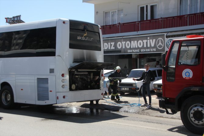 Antalya'da seyir halindeyken alev alan tur otobüsünde hasar oluştu