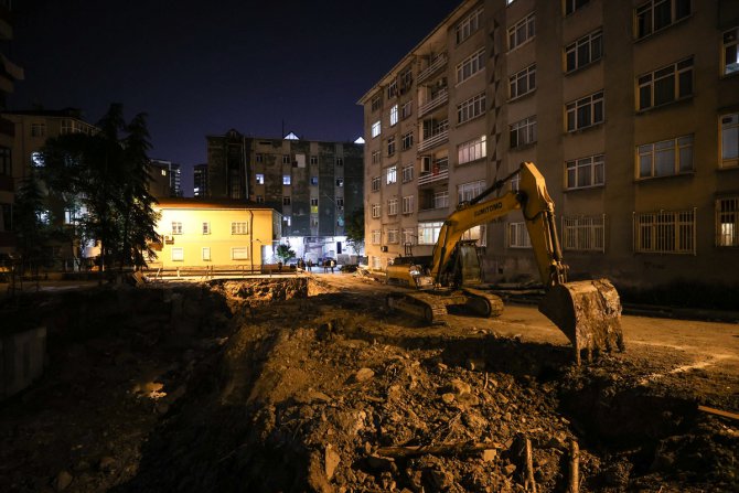 Bağcılar'da inşaat alanında toprak kayması sonucu bir bina boşaltıldı