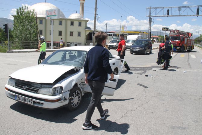 Erzincan'da otomobillerin çarpışması sonucu biri bebek 4 kişi yaralandı