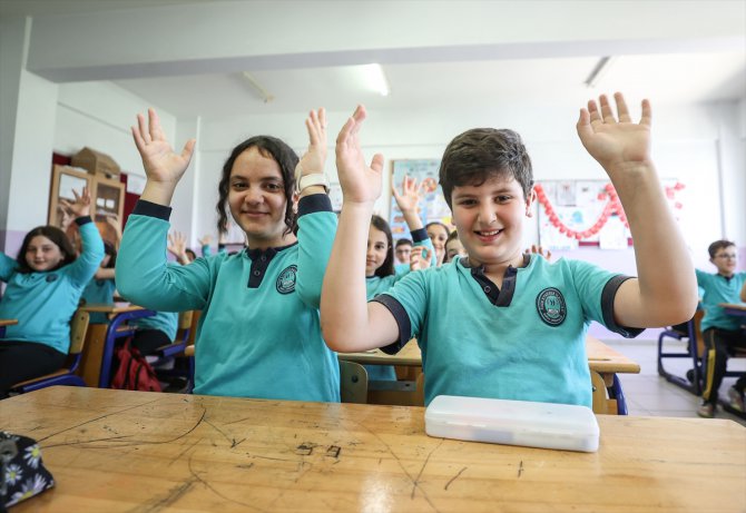 İşitme engelli arkadaşlarının okula uyum sağlaması için işaret dili öğrendiler