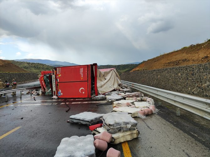 Kars-Erzurum kara yolu kaza yapan tır nedeniyle bir süre ulaşıma kapandı