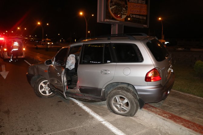 Kocaeli'de kaza yapan sürücü otomobilini bırakıp kaçtı