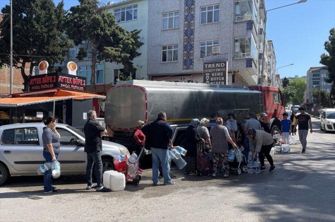 Sağanak sonrası su kesintisi yaşanan Sinop'ta vatandaşlara tankerle su dağıtılıyor
