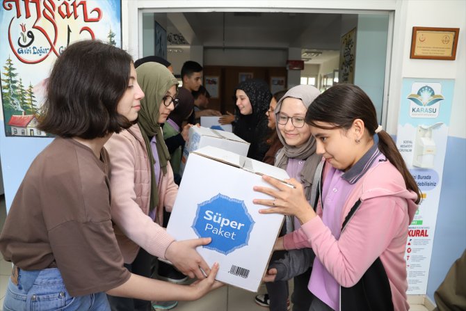 Sakarya'da öğrenciler depremzede akranlarına bilgisayar ve kırtasiye malzemesi gönderdi