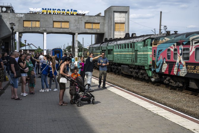 Ukrayna'da Kahovka HES'in vurulduğu bölgedeki bazı siviller trenlerle tahliye ediliyor