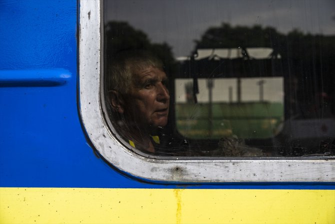 Ukrayna'da Kahovka HES'in vurulduğu bölgedeki bazı siviller trenlerle tahliye ediliyor