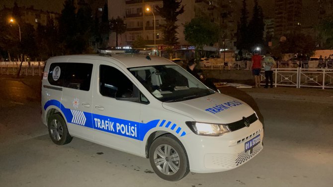 Adana'da sulama kanalına düşen otomobildeki 3 kişi yaralandı