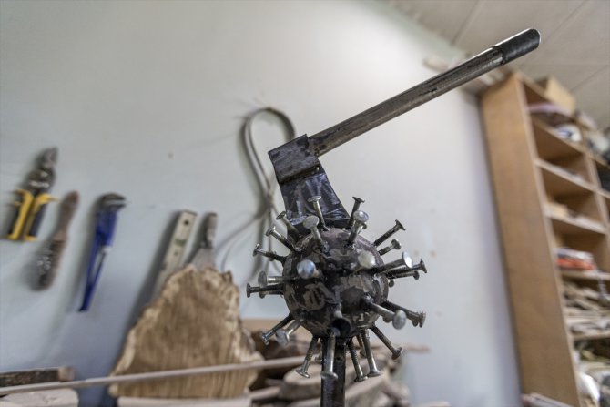 Atık metal parçalardan yaptığı sanat eserleriyle "temiz çevre" mesajı veriyor