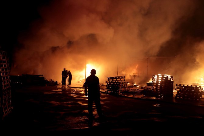 Bursa'da palet imalathanesinde çıkan yangın kontrol altına alındı