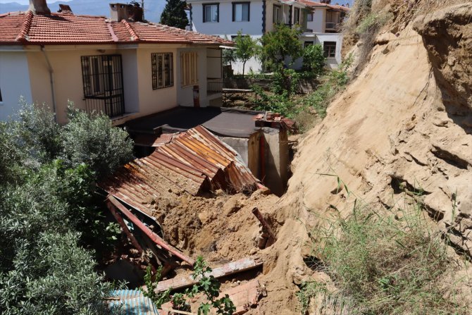 Denizli'de heyelan yaşanan mahallede, vatandaşlar yetkililerden yardım istedi