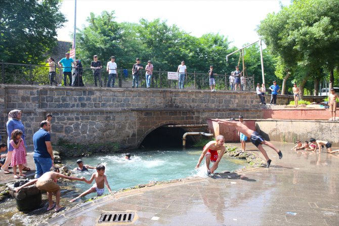 Diyarbakır'da sıcaktan bunalan çocuklar süs havuzunda serinledi