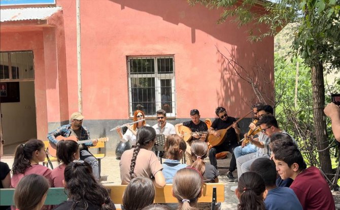 Hakkari'de gönüllü öğretmenler köydeki öğrencileri müzikle buluşturdu