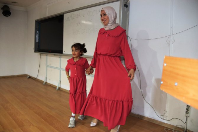 Iğdır'da kadın kursiyerler, diktikleri giysileri çocuklarıyla defilede tanıttı