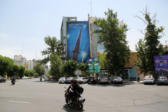 İran sokaklarında İsrail’e hipersonik füzeli İbranice mesaj
