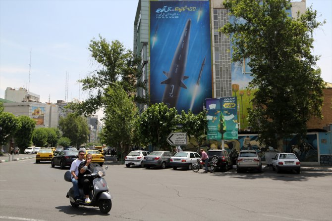İran sokaklarında İsrail’e hipersonik füzeli İbranice mesaj