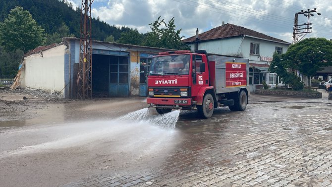 Kastamonu'nun Azdavay ilçesinde şiddetli yağışın yol açtığı tahribat gideriliyor