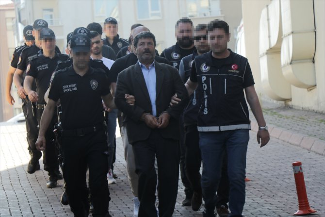 Kayseri'de midelerinde 84 uyuşturucu kapsülle yakalanan şüpheliler adliyede