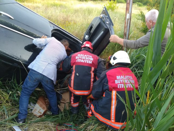 Malatya'da şarampole devrilen otomobildeki 1 kişi öldü, 4 kişi yaralandı