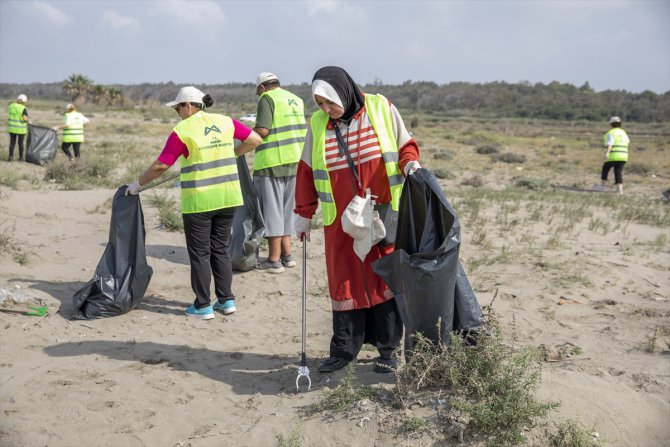 Mersin'de öğrenciler ve gönüllüler sahil temizliği yaptı
